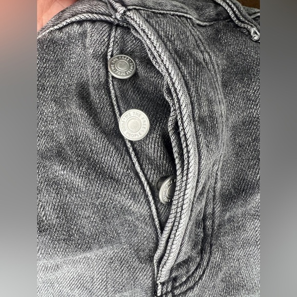 We the free loving good short. Distress w/ button fly zipper - Picture 6 of 6